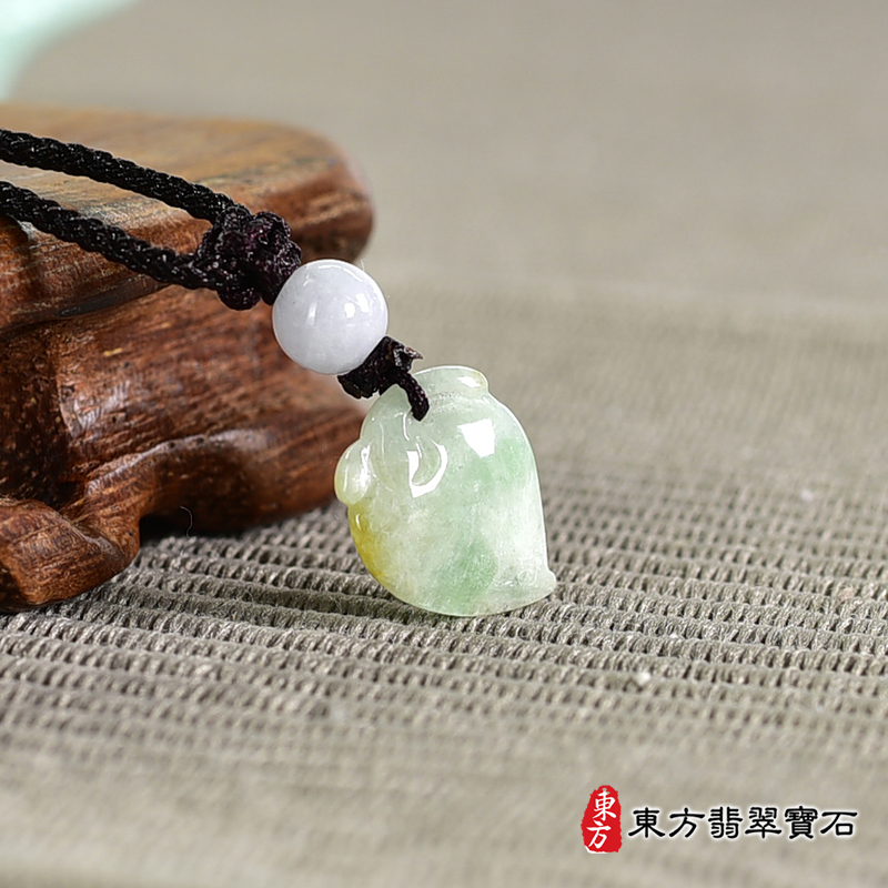 翡翠壽桃項鍊玉珮（福壽雙全：壽桃牌A貨翡翠壽桃玉珮、緬甸玉壽桃玉墜）。淺綠色帶點飄花糯豆種壽桃，FW210。客製化訂做各種翡翠壽桃吊墜玉珮項鍊。★附A貨翡翠雙證書
