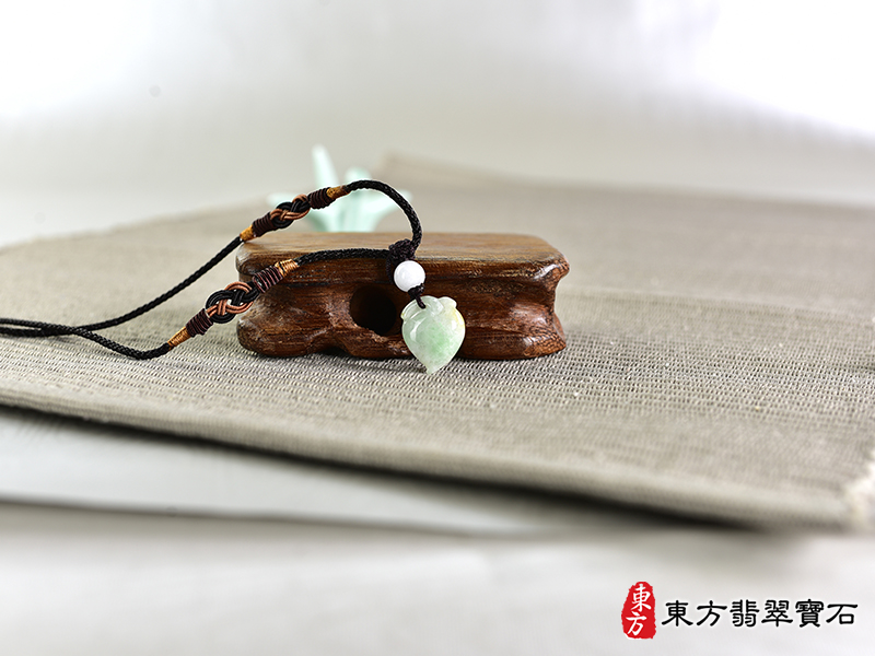 意境翡翠壽桃項鍊玉珮（福壽雙全：壽桃牌A貨翡翠壽桃玉珮、緬甸玉壽桃玉墜）。淺綠色帶點飄花糯豆種壽桃，FW210。客製化訂做各種翡翠壽桃吊墜玉珮項鍊。★附A貨翡翠雙證書