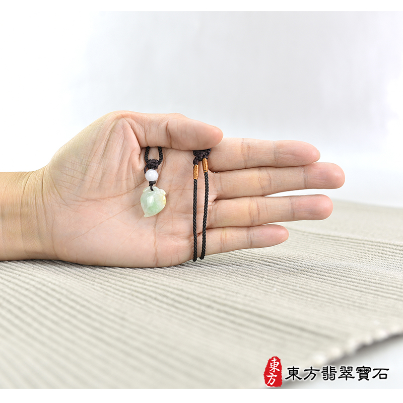 大小翡翠壽桃項鍊玉珮（福壽雙全：壽桃牌A貨翡翠壽桃玉珮、緬甸玉壽桃玉墜）。淺綠色帶點飄花糯豆種壽桃，FW210。客製化訂做各種翡翠壽桃吊墜玉珮項鍊。★附A貨翡翠雙證書
