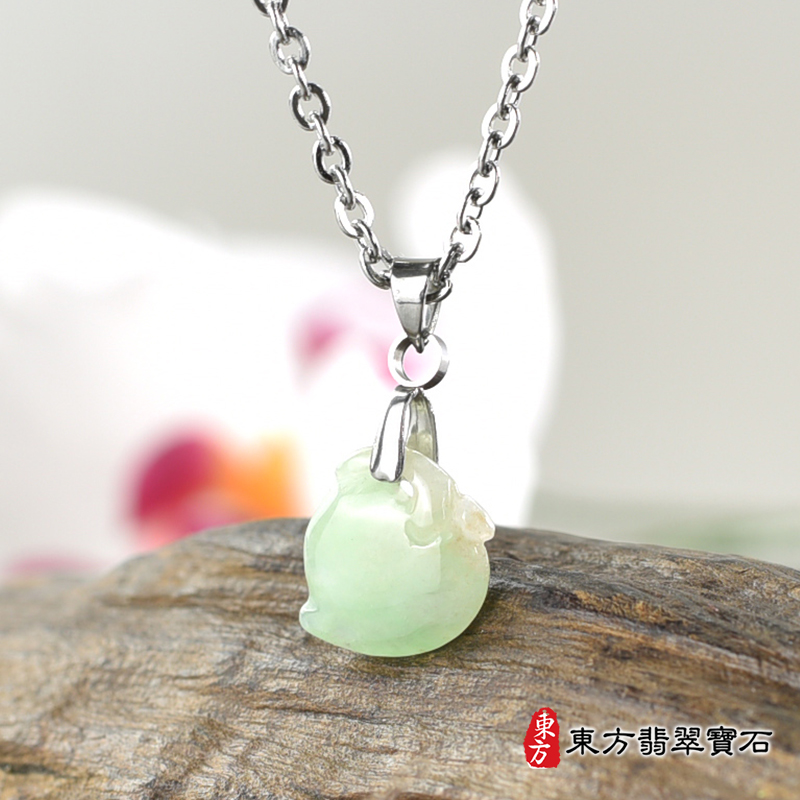 翡翠壽桃項鍊玉珮（福壽雙全：壽桃牌A貨翡翠壽桃玉珮、緬甸玉壽桃玉墜）。綠色糯冰種壽桃，FW211。客製化訂做各種翡翠壽桃吊墜玉珮項鍊。★附A貨翡翠雙證書