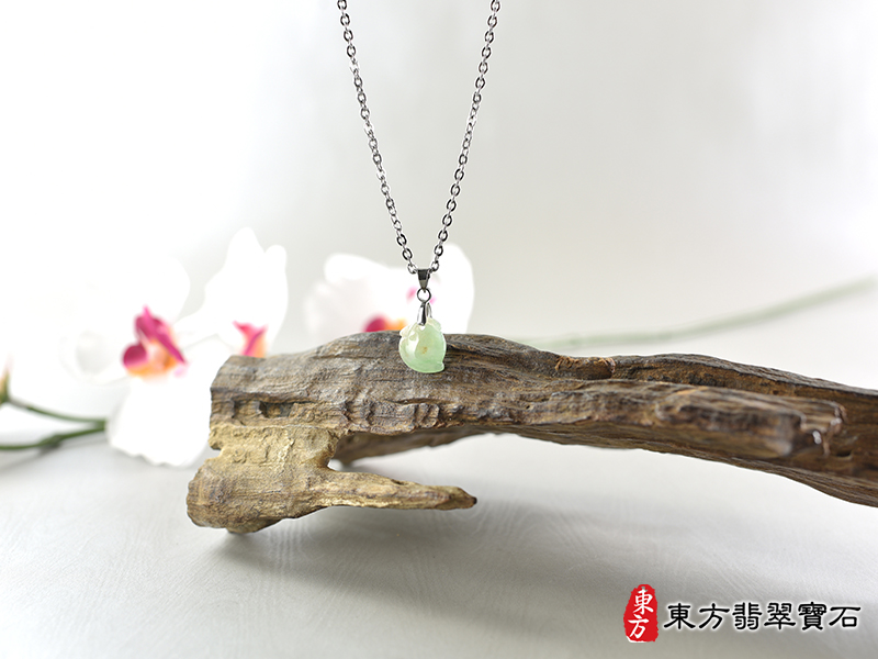 意境翡翠壽桃項鍊玉珮（福壽雙全：壽桃牌A貨翡翠壽桃玉珮、緬甸玉壽桃玉墜）。綠色糯冰種壽桃，FW211。客製化訂做各種翡翠壽桃吊墜玉珮項鍊。★附A貨翡翠雙證書