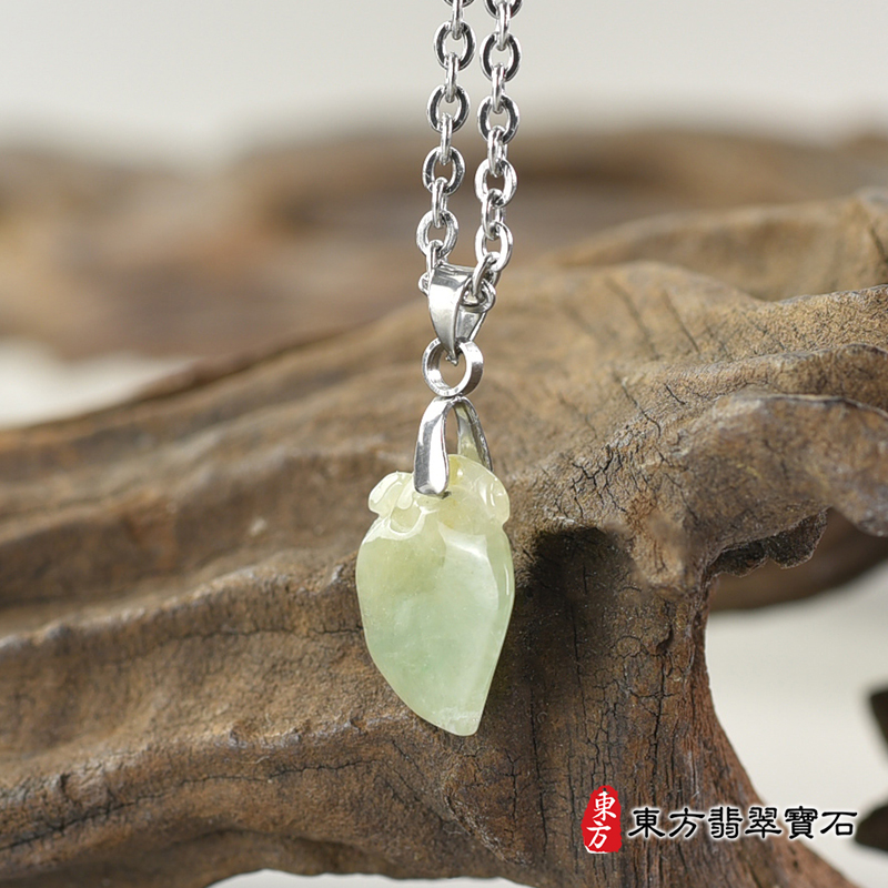翡翠壽桃項鍊玉珮（福壽雙全：壽桃牌A貨翡翠壽桃玉珮、緬甸玉壽桃玉墜）。綠色糯種壽桃，FW212。客製化訂做各種翡翠壽桃吊墜玉珮項鍊。★附A貨翡翠雙證書