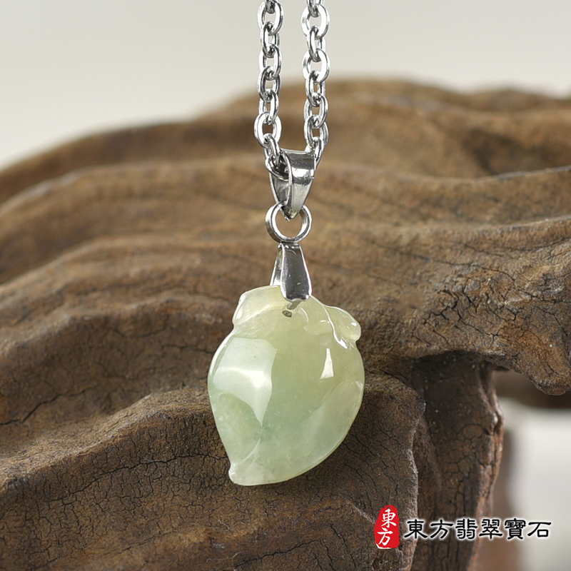翡翠壽桃項鍊玉珮（福壽雙全：壽桃牌A貨翡翠壽桃玉珮、緬甸玉壽桃玉墜）。綠色糯種壽桃，FW212。客製化訂做各種翡翠壽桃吊墜玉珮項鍊。★附A貨翡翠雙證書