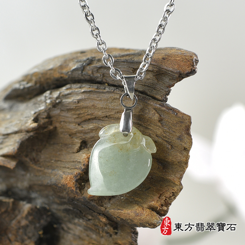翡翠壽桃項鍊玉珮（福壽雙全：壽桃牌A貨翡翠壽桃玉珮、緬甸玉壽桃玉墜）。綠色糯種壽桃，FW213。客製化訂做各種翡翠壽桃吊墜玉珮項鍊。★附A貨翡翠雙證書