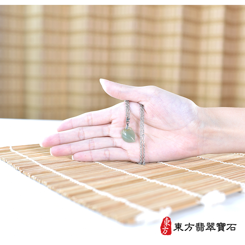 大小翡翠壽桃項鍊玉珮（福壽雙全：壽桃牌A貨翡翠壽桃玉珮、緬甸玉壽桃玉墜）。綠色糯種壽桃，FW213。客製化訂做各種翡翠壽桃吊墜玉珮項鍊。★附A貨翡翠雙證書