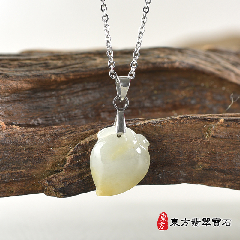 翡翠壽桃項鍊玉珮（福壽雙全：壽桃牌A貨翡翠壽桃玉珮、緬甸玉壽桃玉墜）。淺綠帶黃色糯種壽桃，FW214。客製化訂做各種翡翠壽桃吊墜玉珮項鍊。★附A貨翡翠雙證書