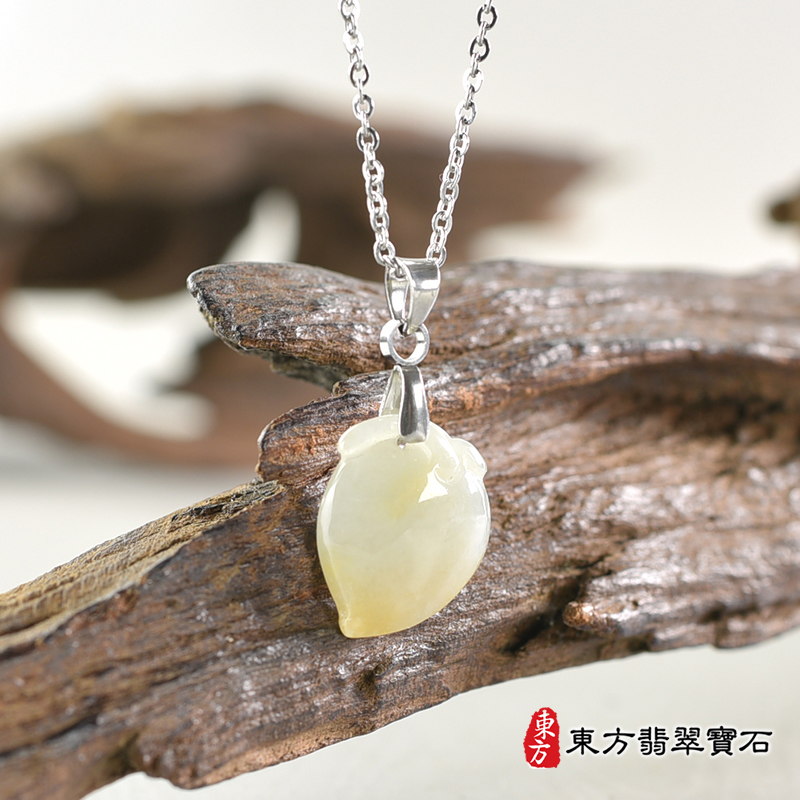翡翠壽桃項鍊玉珮（福壽雙全：壽桃牌A貨翡翠壽桃玉珮、緬甸玉壽桃玉墜）。淺綠帶黃色糯種壽桃，FW214。客製化訂做各種翡翠壽桃吊墜玉珮項鍊。★附A貨翡翠雙證書