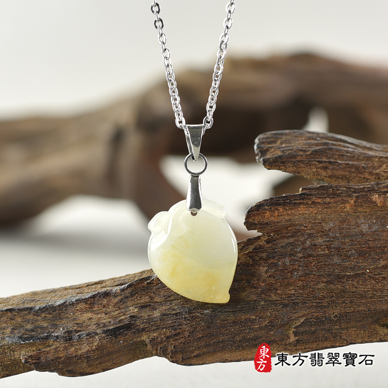 翡翠壽桃項鍊玉珮（福壽雙全：壽桃牌A貨翡翠壽桃玉珮、緬甸玉壽桃玉墜）。淺綠帶黃色糯種壽桃，FW214。客製化訂做各種翡翠壽桃吊墜玉珮項鍊。★附A貨翡翠雙證書