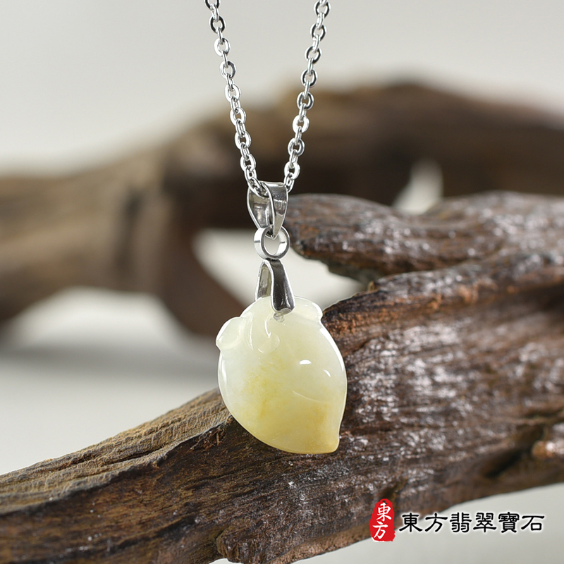 翡翠壽桃項鍊玉珮（福壽雙全：壽桃牌A貨翡翠壽桃玉珮、緬甸玉壽桃玉墜）。淺綠帶黃色糯種壽桃，FW214。客製化訂做各種翡翠壽桃吊墜玉珮項鍊。★附A貨翡翠雙證書