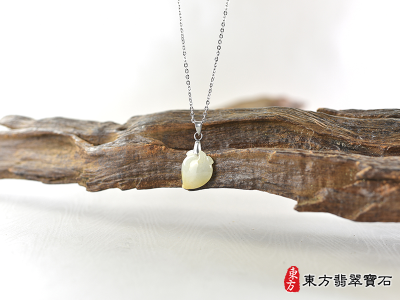 意境翡翠壽桃項鍊玉珮（福壽雙全：壽桃牌A貨翡翠壽桃玉珮、緬甸玉壽桃玉墜）。淺綠帶黃色糯種壽桃，FW214。客製化訂做各種翡翠壽桃吊墜玉珮項鍊。★附A貨翡翠雙證書