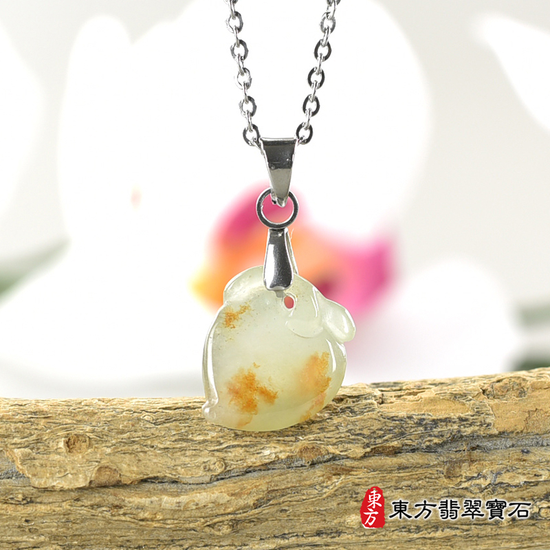 翡翠壽桃項鍊玉珮（福壽雙全：壽桃牌A貨翡翠壽桃玉珮、緬甸玉壽桃玉墜）。淺綠色帶點紅飄花糯冰種壽桃，FW215。客製化訂做各種翡翠壽桃吊墜玉珮項鍊。★附A貨翡翠雙證書