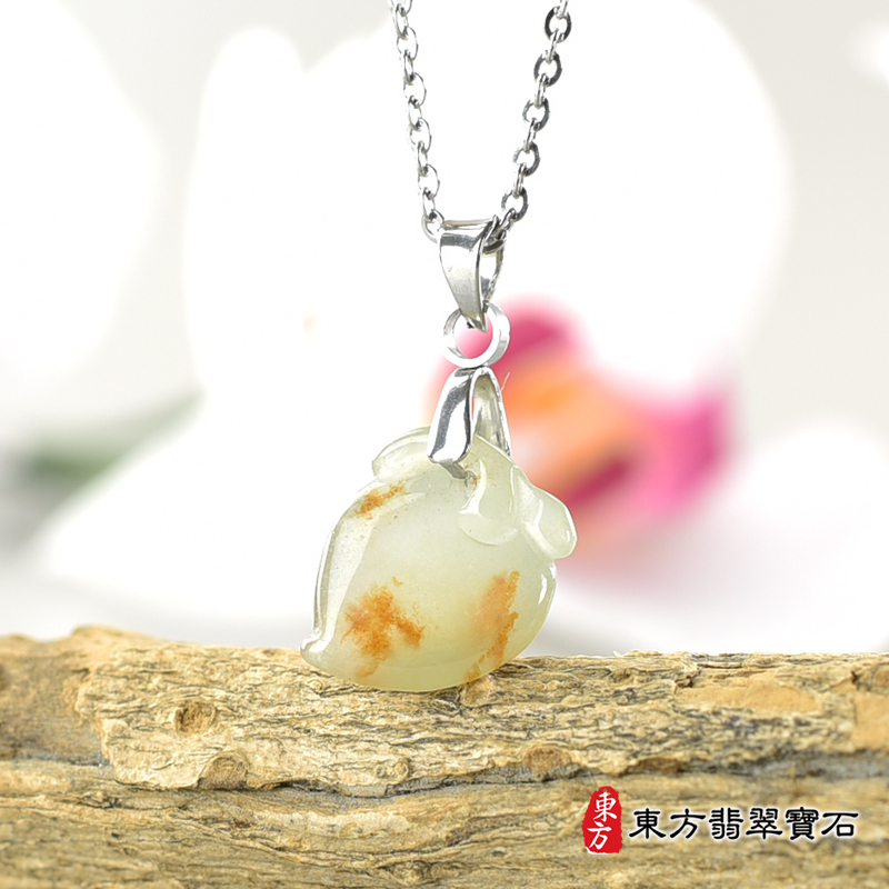翡翠壽桃項鍊玉珮（福壽雙全：壽桃牌A貨翡翠壽桃玉珮、緬甸玉壽桃玉墜）。淺綠色帶點紅飄花糯冰種壽桃，FW215。客製化訂做各種翡翠壽桃吊墜玉珮項鍊。★附A貨翡翠雙證書