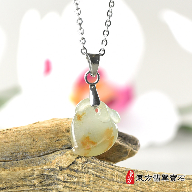 翡翠壽桃項鍊玉珮（福壽雙全：壽桃牌A貨翡翠壽桃玉珮、緬甸玉壽桃玉墜）。淺綠色帶點紅飄花糯冰種壽桃，FW215。客製化訂做各種翡翠壽桃吊墜玉珮項鍊。★附A貨翡翠雙證書