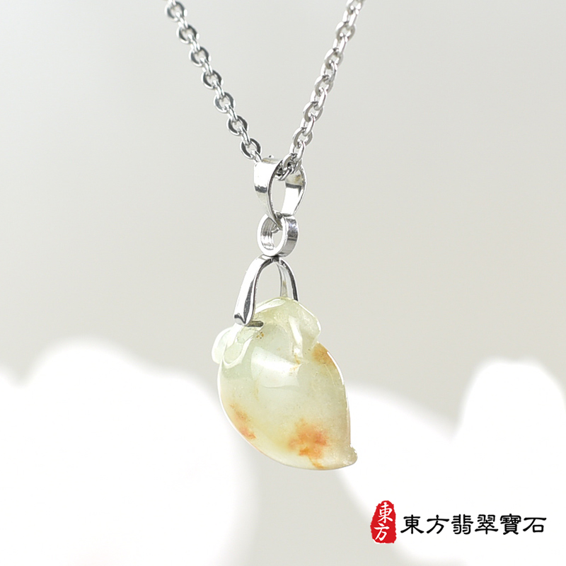 翡翠壽桃項鍊玉珮（福壽雙全：壽桃牌A貨翡翠壽桃玉珮、緬甸玉壽桃玉墜）。淺綠色帶點紅飄花糯冰種壽桃，FW215。客製化訂做各種翡翠壽桃吊墜玉珮項鍊。★附A貨翡翠雙證書