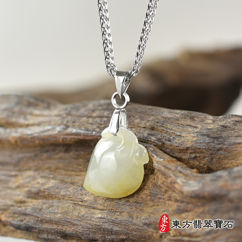 翡翠壽桃項鍊玉珮（福壽雙全：壽桃牌A貨翡翠壽桃玉珮、緬甸玉壽桃玉墜）。淺綠色帶點黃色糯種壽桃，FW216。客製化訂做各種翡翠壽桃吊墜玉珮項鍊。★附A貨翡翠雙證書