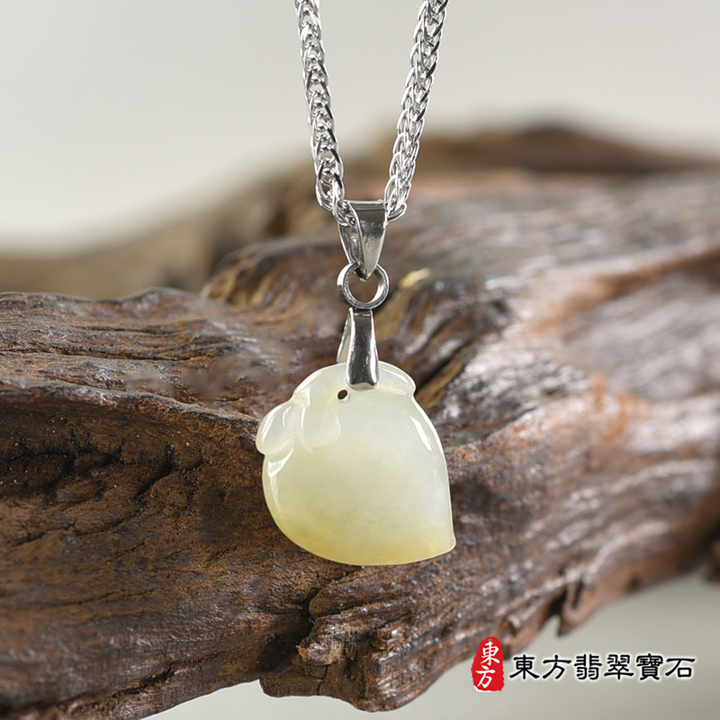 翡翠壽桃項鍊玉珮（福壽雙全：壽桃牌A貨翡翠壽桃玉珮、緬甸玉壽桃玉墜）。淺綠色帶點黃色糯種壽桃，FW216。客製化訂做各種翡翠壽桃吊墜玉珮項鍊。★附A貨翡翠雙證書
