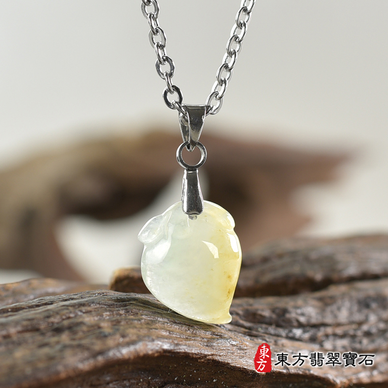 翡翠壽桃項鍊玉珮（福壽雙全：壽桃牌A貨翡翠壽桃玉珮、緬甸玉壽桃玉墜）。淺綠色帶點黃色糯種壽桃，FW217。客製化訂做各種翡翠壽桃吊墜玉珮項鍊。★附A貨翡翠雙證書