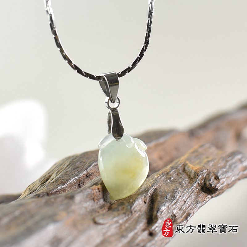 翡翠壽桃項鍊玉珮（福壽雙全：壽桃牌A貨翡翠壽桃玉珮、緬甸玉壽桃玉墜）。淺綠色帶點黃色糯種壽桃，FW218。客製化訂做各種翡翠壽桃吊墜玉珮項鍊。★附A貨翡翠雙證書