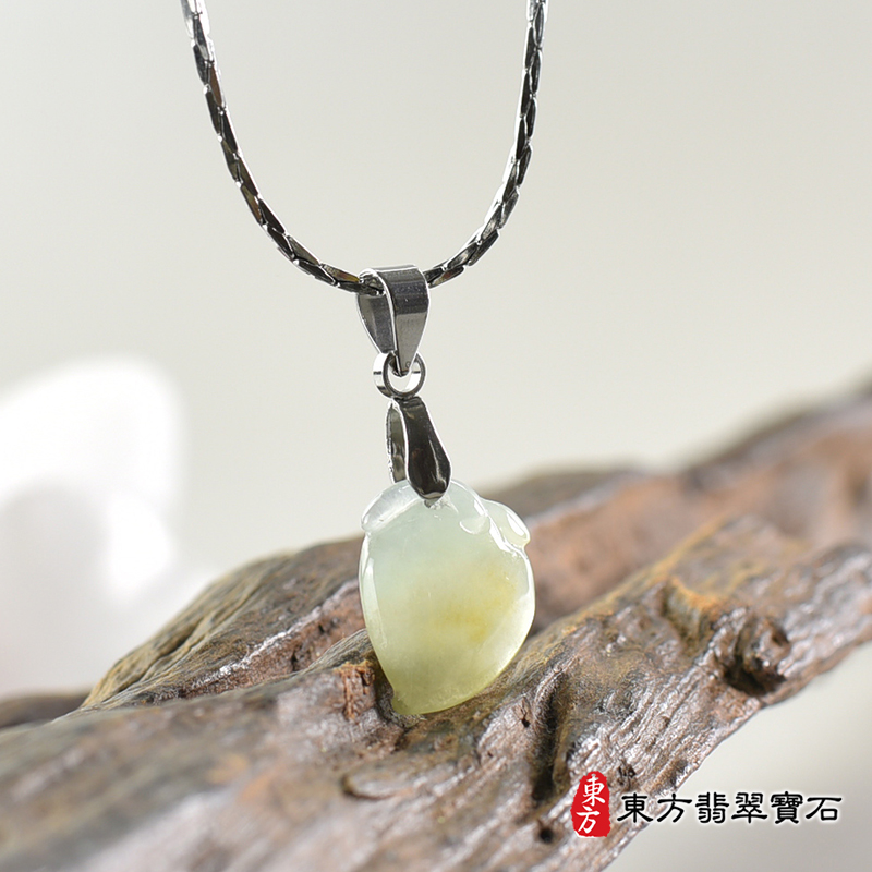 翡翠壽桃項鍊玉珮（福壽雙全：壽桃牌A貨翡翠壽桃玉珮、緬甸玉壽桃玉墜）。淺綠色帶點黃色糯種壽桃，FW218。客製化訂做各種翡翠壽桃吊墜玉珮項鍊。★附A貨翡翠雙證書