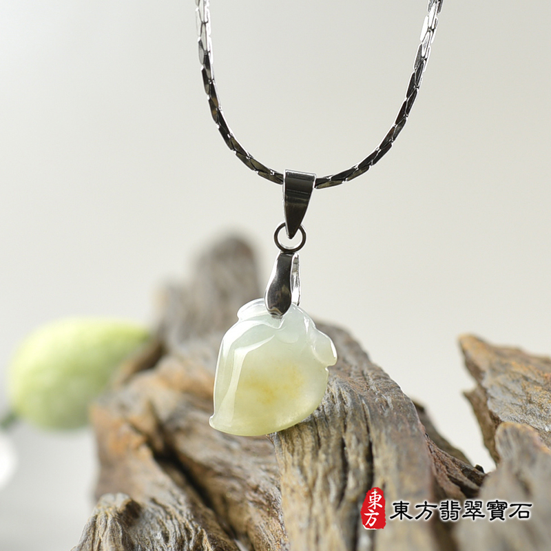 翡翠壽桃項鍊玉珮（福壽雙全：壽桃牌A貨翡翠壽桃玉珮、緬甸玉壽桃玉墜）。淺綠色帶點黃色糯種壽桃，FW218。客製化訂做各種翡翠壽桃吊墜玉珮項鍊。★附A貨翡翠雙證書