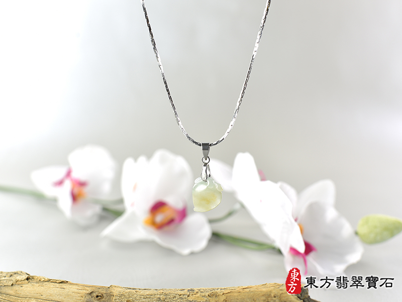 意境翡翠壽桃項鍊玉珮（福壽雙全：壽桃牌A貨翡翠壽桃玉珮、緬甸玉壽桃玉墜）。淺綠色帶點黃色糯種壽桃，FW218。客製化訂做各種翡翠壽桃吊墜玉珮項鍊。★附A貨翡翠雙證書