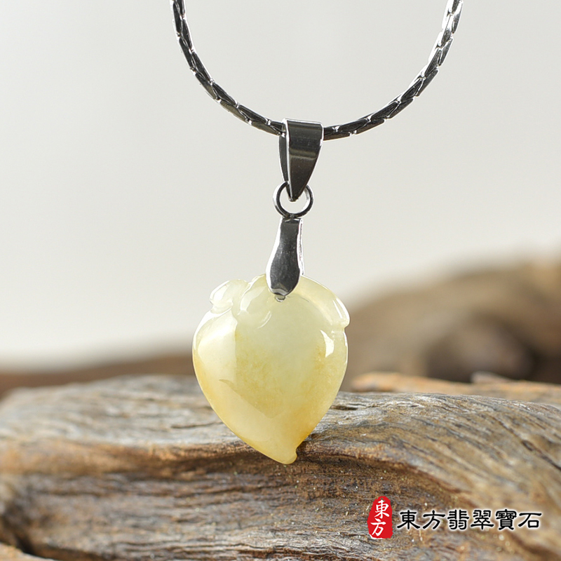 翡翠壽桃項鍊玉珮（福壽雙全：壽桃牌A貨翡翠壽桃玉珮、緬甸玉壽桃玉墜）。淺綠色帶點黃色糯種壽桃，FW219。客製化訂做各種翡翠壽桃吊墜玉珮項鍊。★附A貨翡翠雙證書