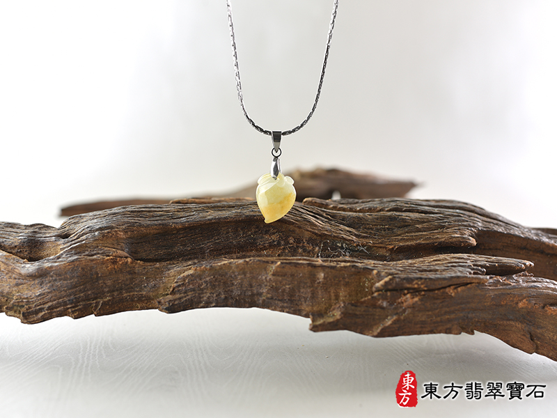 意境翡翠壽桃項鍊玉珮（福壽雙全：壽桃牌A貨翡翠壽桃玉珮、緬甸玉壽桃玉墜）。淺綠色帶點黃色糯種壽桃，FW219。客製化訂做各種翡翠壽桃吊墜玉珮項鍊。★附A貨翡翠雙證書