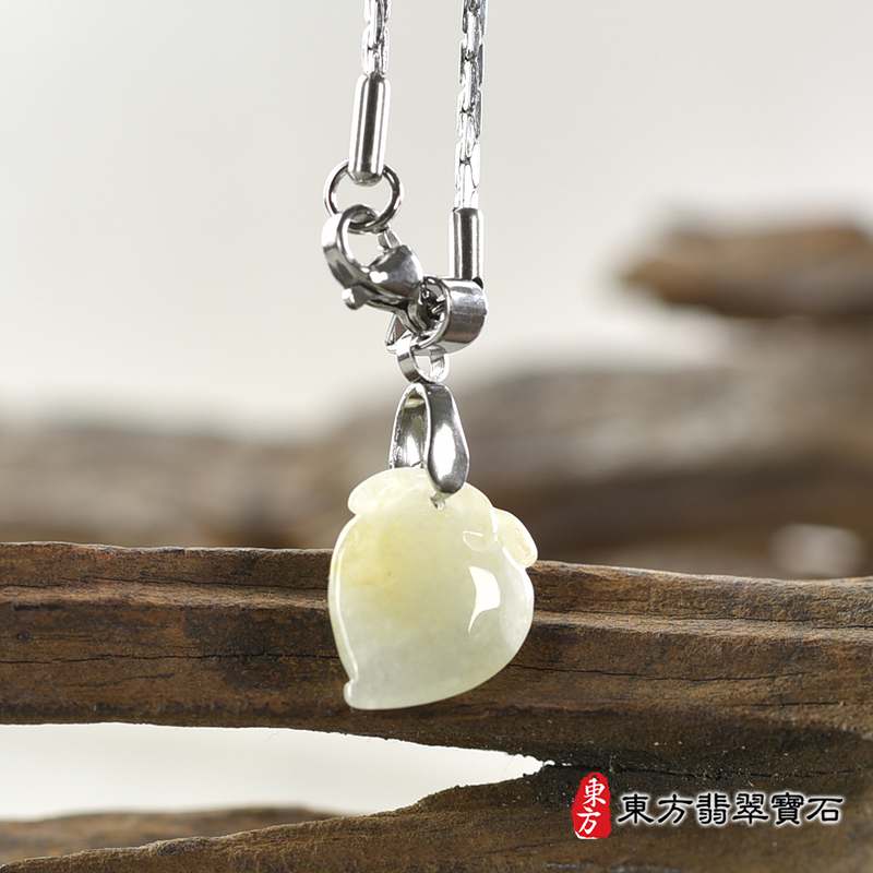 翡翠壽桃項鍊玉珮（福壽雙全：壽桃牌A貨翡翠壽桃玉珮、緬甸玉壽桃玉墜）。淺綠色帶點黃色糯種壽桃，FW220。客製化訂做各種翡翠壽桃吊墜玉珮項鍊。★附A貨翡翠雙證書