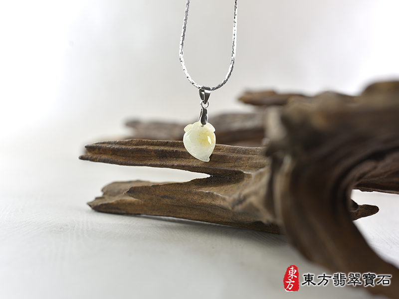 意境翡翠壽桃項鍊玉珮（福壽雙全：壽桃牌A貨翡翠壽桃玉珮、緬甸玉壽桃玉墜）。淺綠色帶點黃色糯種壽桃，FW220。客製化訂做各種翡翠壽桃吊墜玉珮項鍊。★附A貨翡翠雙證書