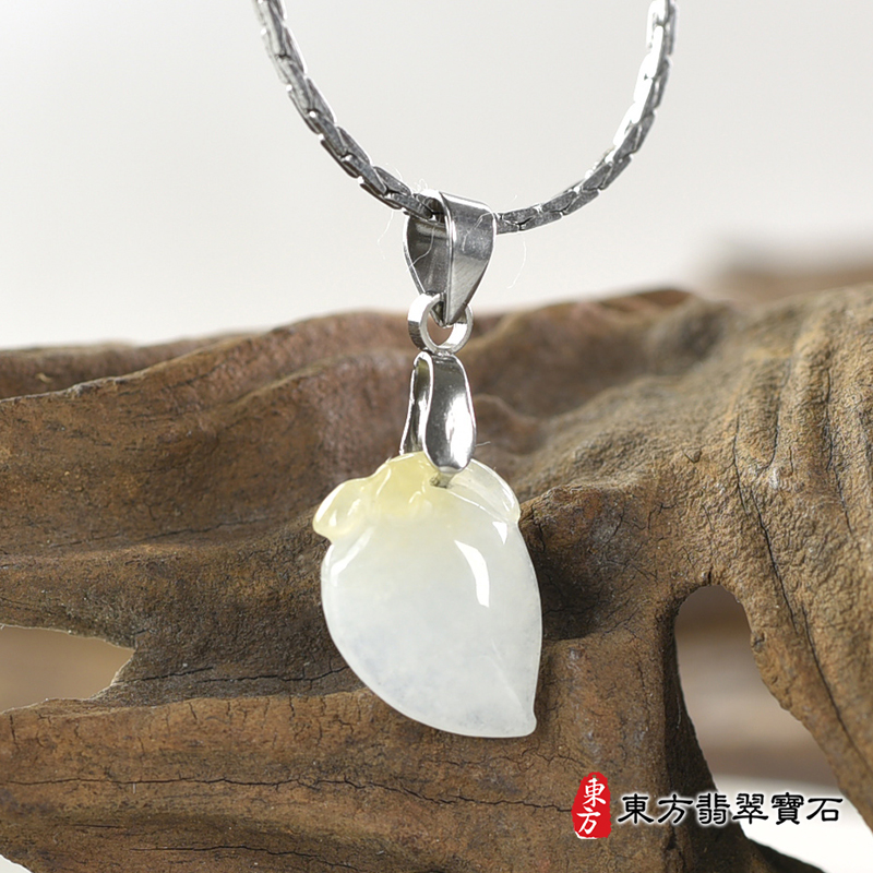 翡翠壽桃項鍊玉珮（福壽雙全：壽桃牌A貨翡翠壽桃玉珮、緬甸玉壽桃玉墜）。淺綠色帶點黃色糯種壽桃，FW221。客製化訂做各種翡翠壽桃吊墜玉珮項鍊。★附A貨翡翠雙證書