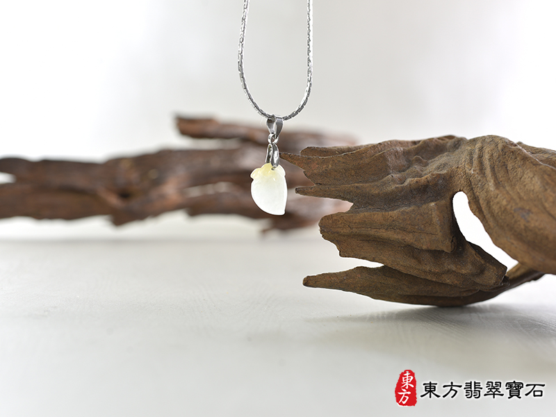 意境翡翠壽桃項鍊玉珮（福壽雙全：壽桃牌A貨翡翠壽桃玉珮、緬甸玉壽桃玉墜）。淺綠色帶點黃色糯種壽桃，FW221。客製化訂做各種翡翠壽桃吊墜玉珮項鍊。★附A貨翡翠雙證書