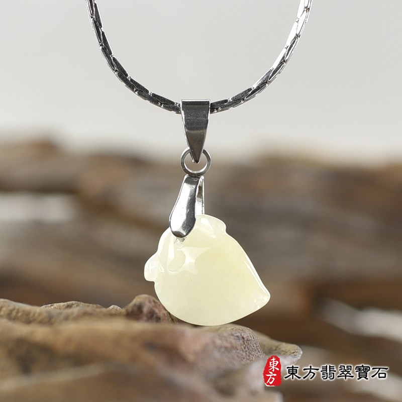 翡翠壽桃項鍊玉珮（福壽雙全：壽桃牌A貨翡翠壽桃玉珮、緬甸玉壽桃玉墜）。白色帶點黃色糯種壽桃，FW223。客製化訂做各種翡翠壽桃吊墜玉珮項鍊。★附A貨翡翠雙證書