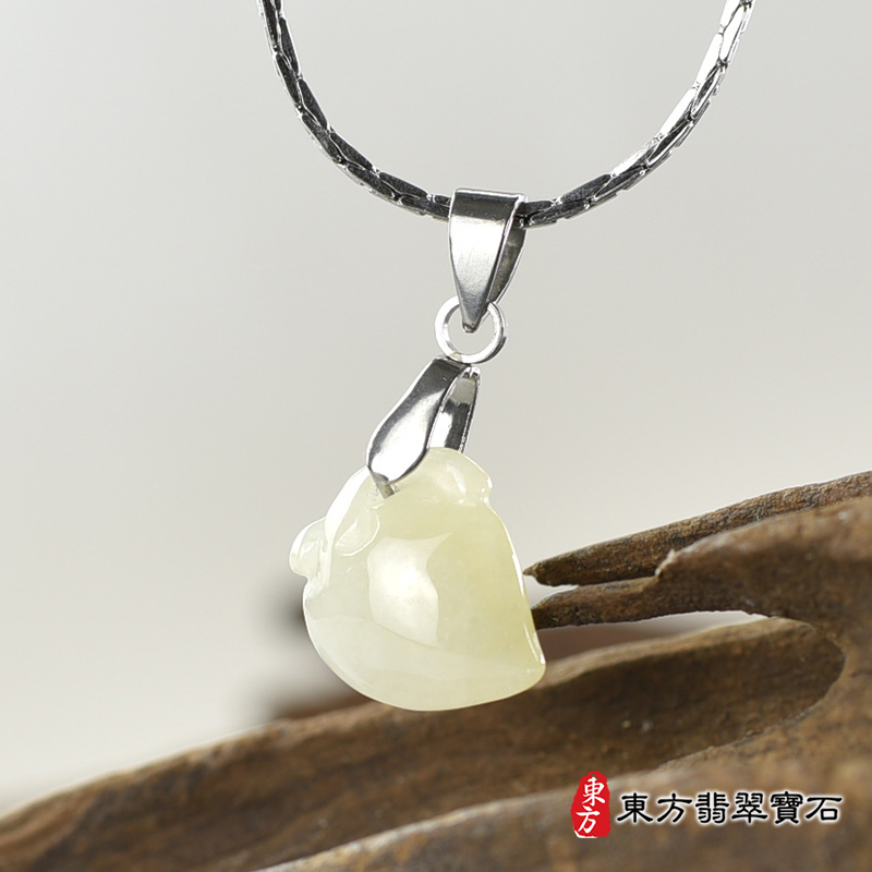 翡翠壽桃項鍊玉珮（福壽雙全：壽桃牌A貨翡翠壽桃玉珮、緬甸玉壽桃玉墜）。白色帶點黃色糯種壽桃，FW223。客製化訂做各種翡翠壽桃吊墜玉珮項鍊。★附A貨翡翠雙證書