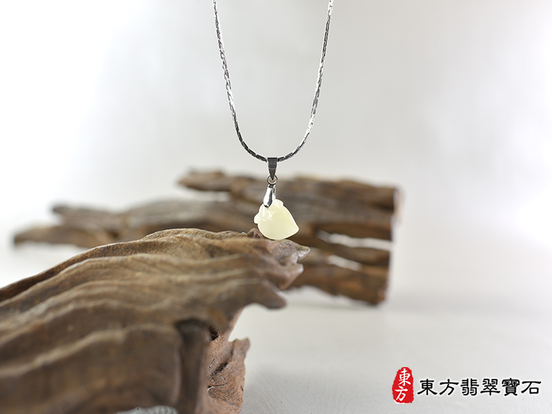 意境翡翠壽桃項鍊玉珮（福壽雙全：壽桃牌A貨翡翠壽桃玉珮、緬甸玉壽桃玉墜）。白色帶點黃色糯種壽桃，FW223。客製化訂做各種翡翠壽桃吊墜玉珮項鍊。★附A貨翡翠雙證書