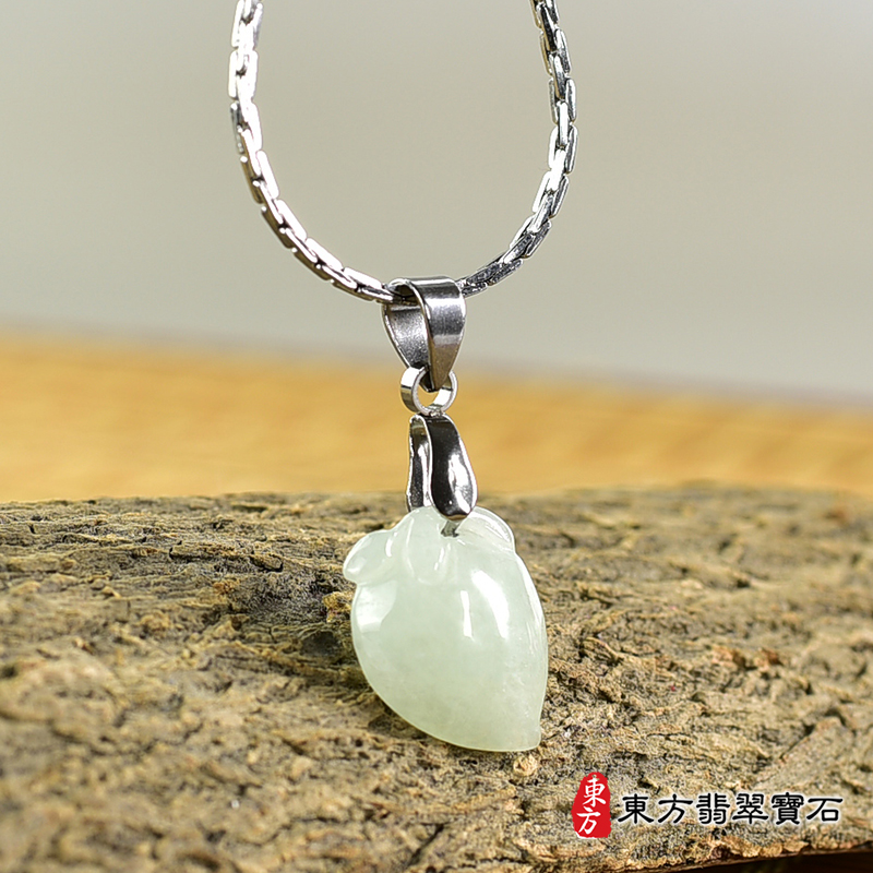 翡翠壽桃項鍊玉珮（福壽雙全：壽桃牌A貨翡翠壽桃玉珮、緬甸玉壽桃玉墜）。淺綠色糯種壽桃，FW224。客製化訂做各種翡翠壽桃吊墜玉珮項鍊。★附A貨翡翠雙證書
