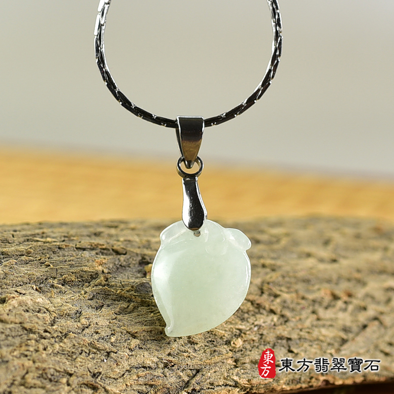 翡翠壽桃項鍊玉珮（福壽雙全：壽桃牌A貨翡翠壽桃玉珮、緬甸玉壽桃玉墜）。淺綠色糯種壽桃，FW224。客製化訂做各種翡翠壽桃吊墜玉珮項鍊。★附A貨翡翠雙證書