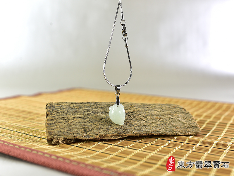 意境翡翠壽桃項鍊玉珮（福壽雙全：壽桃牌A貨翡翠壽桃玉珮、緬甸玉壽桃玉墜）。淺綠色糯種壽桃，FW224。客製化訂做各種翡翠壽桃吊墜玉珮項鍊。★附A貨翡翠雙證書