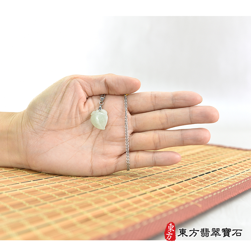 大小翡翠壽桃項鍊玉珮（福壽雙全：壽桃牌A貨翡翠壽桃玉珮、緬甸玉壽桃玉墜）。淺綠色糯種壽桃，FW224。客製化訂做各種翡翠壽桃吊墜玉珮項鍊。★附A貨翡翠雙證書