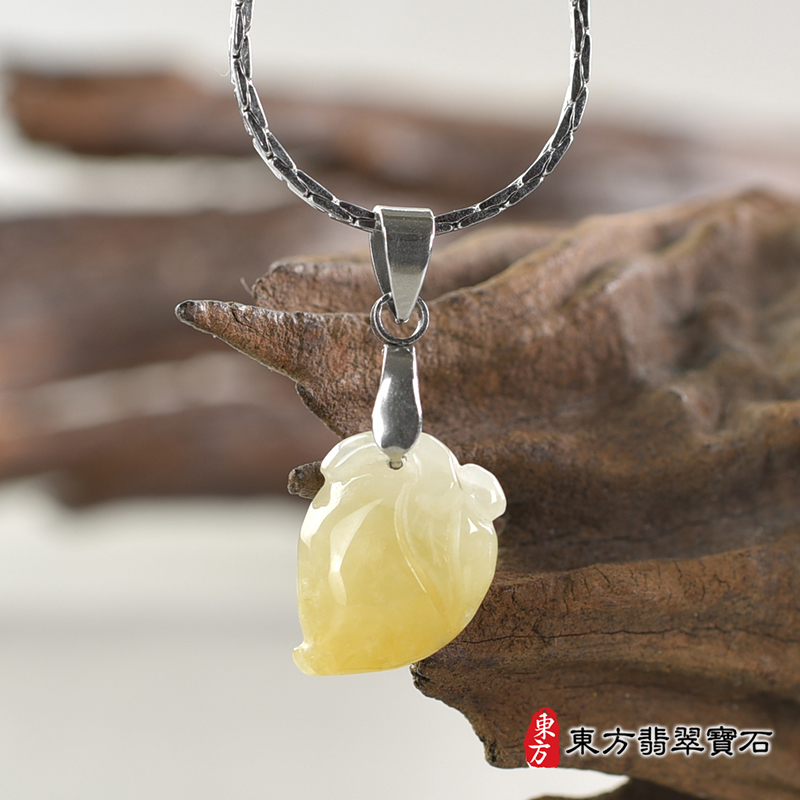翡翠壽桃項鍊玉珮（福壽雙全：壽桃牌A貨翡翠壽桃玉珮、緬甸玉壽桃玉墜）。淺綠色帶黃色糯種壽桃，FW225。客製化訂做各種翡翠壽桃吊墜玉珮項鍊。★附A貨翡翠雙證書