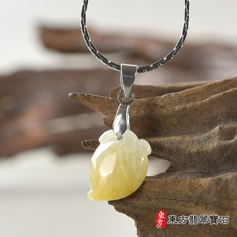 翡翠壽桃項鍊玉珮（福壽雙全：壽桃牌A貨翡翠壽桃玉珮、緬甸玉壽桃玉墜）。淺綠色帶黃色糯種壽桃，FW225。客製化訂做各種翡翠壽桃吊墜玉珮項鍊。★附A貨翡翠雙證書