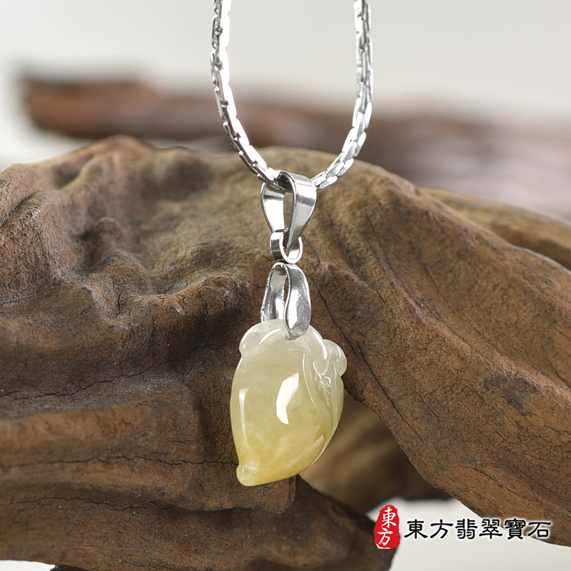 翡翠壽桃項鍊玉珮（福壽雙全：壽桃牌A貨翡翠壽桃玉珮、緬甸玉壽桃玉墜）。淺綠色帶黃色糯種壽桃，FW225。客製化訂做各種翡翠壽桃吊墜玉珮項鍊。★附A貨翡翠雙證書