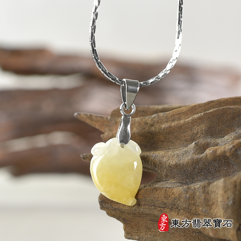 翡翠壽桃項鍊玉珮（福壽雙全：壽桃牌A貨翡翠壽桃玉珮、緬甸玉壽桃玉墜）。淺綠色帶黃色糯種壽桃，FW225。客製化訂做各種翡翠壽桃吊墜玉珮項鍊。★附A貨翡翠雙證書