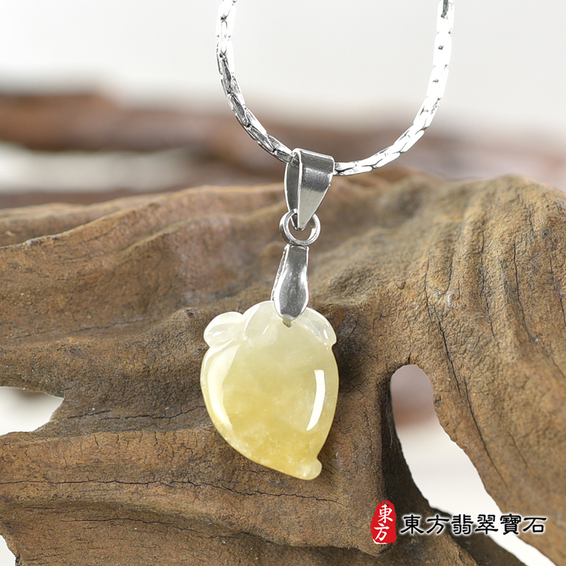 翡翠壽桃項鍊玉珮（福壽雙全：壽桃牌A貨翡翠壽桃玉珮、緬甸玉壽桃玉墜）。淺綠色帶黃色糯種壽桃，FW225。客製化訂做各種翡翠壽桃吊墜玉珮項鍊。★附A貨翡翠雙證書