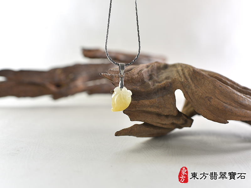 意境翡翠壽桃項鍊玉珮（福壽雙全：壽桃牌A貨翡翠壽桃玉珮、緬甸玉壽桃玉墜）。淺綠色帶黃色糯種壽桃，FW225。客製化訂做各種翡翠壽桃吊墜玉珮項鍊。★附A貨翡翠雙證書