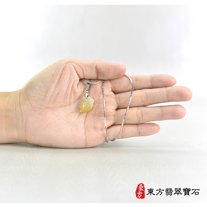 大小翡翠壽桃項鍊玉珮（福壽雙全：壽桃牌A貨翡翠壽桃玉珮、緬甸玉壽桃玉墜）。淺綠色帶黃色糯種壽桃，FW225。客製化訂做各種翡翠壽桃吊墜玉珮項鍊。★附A貨翡翠雙證書