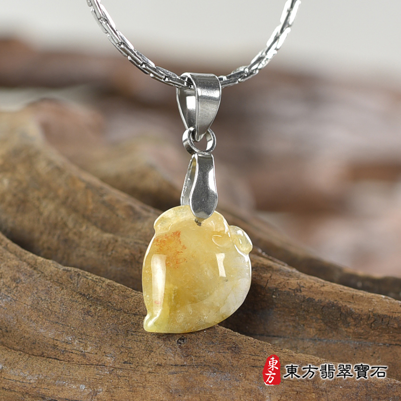 翡翠壽桃項鍊玉珮（福壽雙全：壽桃牌A貨翡翠壽桃玉珮、緬甸玉壽桃玉墜）。淺綠色帶黃色糯種壽桃，FW226。客製化訂做各種翡翠壽桃吊墜玉珮項鍊。★附A貨翡翠雙證書
