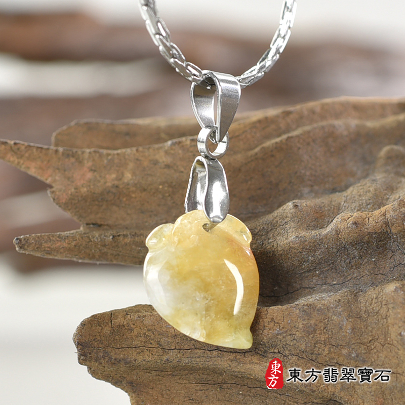 翡翠壽桃項鍊玉珮（福壽雙全：壽桃牌A貨翡翠壽桃玉珮、緬甸玉壽桃玉墜）。淺綠色帶黃色糯種壽桃，FW226。客製化訂做各種翡翠壽桃吊墜玉珮項鍊。★附A貨翡翠雙證書