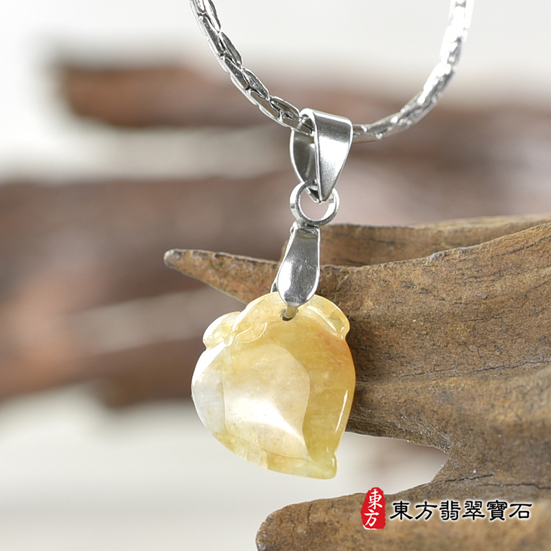 翡翠壽桃項鍊玉珮（福壽雙全：壽桃牌A貨翡翠壽桃玉珮、緬甸玉壽桃玉墜）。淺綠色帶黃色糯種壽桃，FW226。客製化訂做各種翡翠壽桃吊墜玉珮項鍊。★附A貨翡翠雙證書