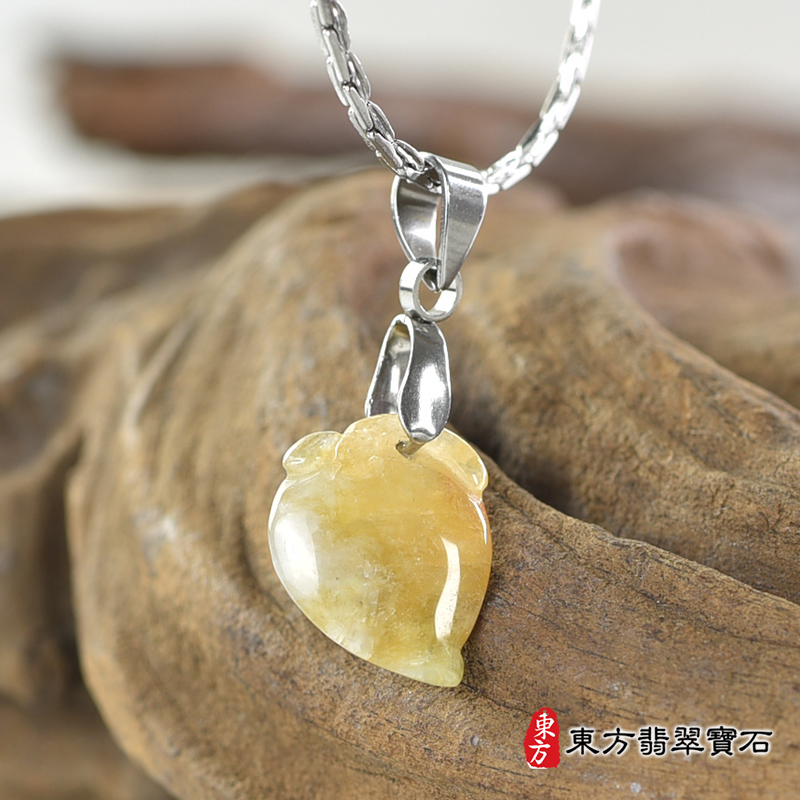 翡翠壽桃項鍊玉珮（福壽雙全：壽桃牌A貨翡翠壽桃玉珮、緬甸玉壽桃玉墜）。淺綠色帶黃色糯種壽桃，FW226。客製化訂做各種翡翠壽桃吊墜玉珮項鍊。★附A貨翡翠雙證書