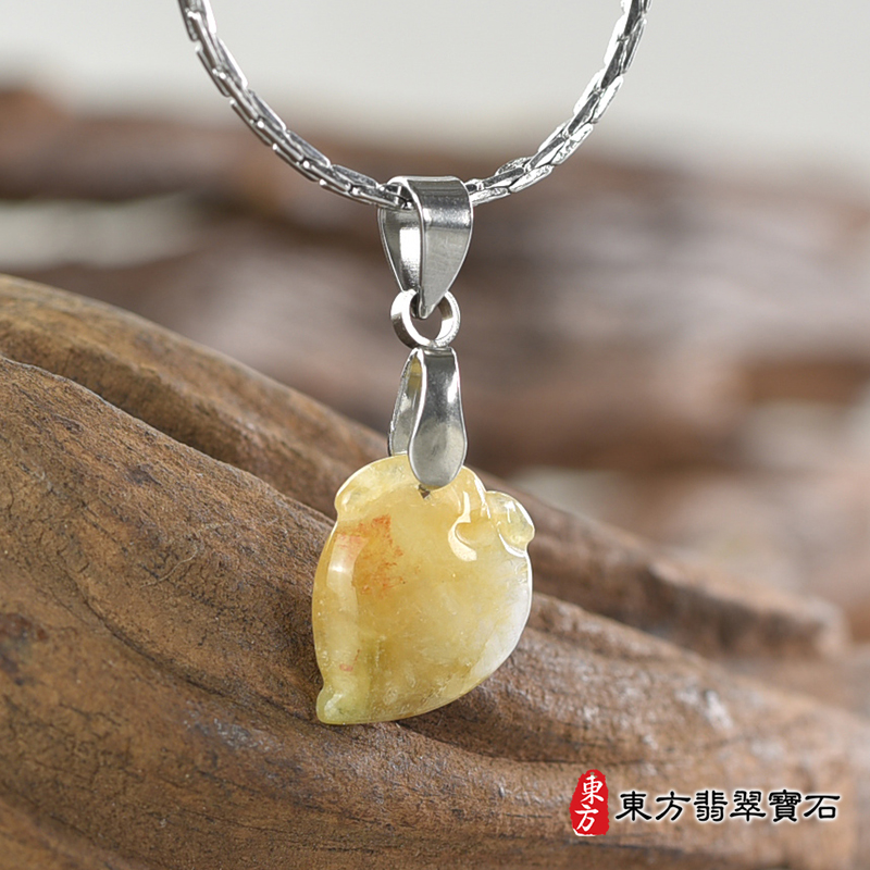 翡翠壽桃項鍊玉珮（福壽雙全：壽桃牌A貨翡翠壽桃玉珮、緬甸玉壽桃玉墜）。淺綠色帶黃色糯種壽桃，FW226。客製化訂做各種翡翠壽桃吊墜玉珮項鍊。★附A貨翡翠雙證書
